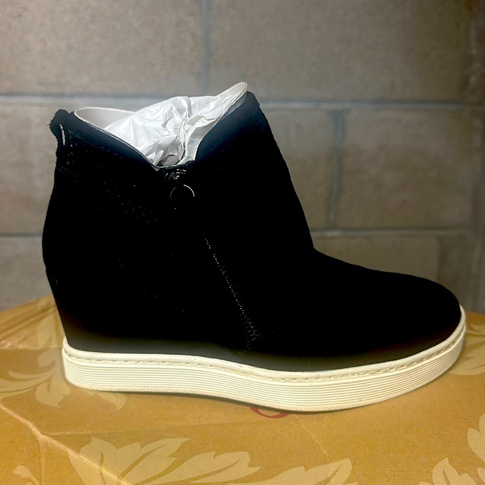 Booties with a wedge by Sofft